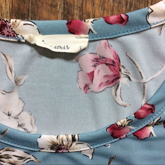 Les Amis Top Blue Floral Size Small Short Sl - Picture 3 of 4